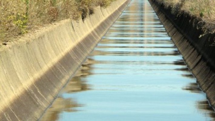 O femeie din Cernavodă a plonjat cu maşina într-un canal de irigaţii